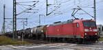 DB Cargo AG, Mainz [D] mit ihrer 185 083-3  [NVR-Nummer: 91 80 6185 083-3 D-DB] und einem Kesselwagenzug am 04.11.25 Höhe Bahnübergang Bahnhof Rodleben.