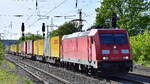 DB Cargo AG, Mainz [D] mit ihrer  185 370-4  [NVR-Nummer: 91 80 6185 370-4 D-DB] und DHL KLV-Zug Richtung Containerterminal Großbeeren  am 29.04.25 Höhe Bahnhof Saarmund.