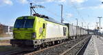 ITL - Eisenbahngesellschaft mbH, Dresden [D] mit der geleasten Alpha Trains Vectron Dual Lok  248 054-9  [NVR-Nummer: 90 80 2248 054-9 D-ITL] mit einem KLV-Zug (für den VW Konzern) am 23.03.26 Durchfahrt Bahnhof Elsterwerda.