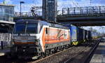 LOKORAIL, a.s., Bratislava [SK] mit der geleasten RSL - Rolling Stock Lease s.r.o Vectron  383 218-5 [NVR-Nummer: 91 56 6383 218-5 SK-RAILL] und KLV-Zug Richtung Rostock-Seehafen am 26.03.26 Durchfahrt Bahnhof Berlin-Hohenschönhausen.