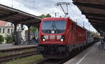 DB Cargo AG, Mainz [D] mit ihrer   187 137  [NVR-Nummer: 91 80 6187 137-5 D-DB] und einem Militärtransportzug mit US-amerikanischen Militärfahrzeugen am 18.09.25 Durchfahrt Bahnhof