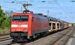 DB Cargo AG, Mainz [D] mit ihrer 152 011-3  [NVR-Nummer: 91 80 6152 011-3 D-DB] und einem PKW-Transportzug (fabrikneue SKODA Modelle) hält zum Personalwechsel Höhe Bahnhof Saarmund am
