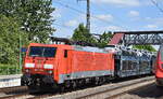 DB Cargo AG, Mainz [D] mit ihrer  189 015-1  [NVR-Nummer: 91 80 6189 015-1 D-DB] und einem PKW-Transportzug (fabrikneue SKODA Modelle) hielt kurz zum Personalwechsel am 12.05.25 Höhe Bahnhof