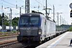 PKP CARGO S.A., Warszawa [PL] mit ihrer Vectron  EU46-510  [NVR-Nummer: 91 51 5370 022-3 PL-PKPC] und Nutzfahrzeug-Transportzug (leer) am 17.06.25 Durchfahrt Bahnhof Ruhland.