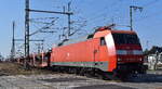 DB Cargo AG, Mainz [D] mit ihrer   152 153-3  [NVR-Nummer: 91 80 6152 153-3 D-DB] und einem PKW-Transportzug (leer) am 19.03.26 Höhe Bahnübergang Rodleben.