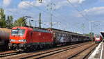 DB Cargo AG, Mainz [D] mit ihrer Vectron  193 396  [NVR-Nummer: 91 80 6193 396-9 D-DB] und einem Ganzzug Schiebewandwagen am 27.08.25 Höhe Bahnhof Schönefeld b.