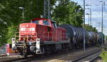 DB Cargo AG, Mainz mit ihrer  294 684-6  (NVR:  98 80 3294 684-6 D-DB ) und vier Chemiekesselwagen als Übergabezug am 07.05.25 Höhe Bahnhof Ruhland.