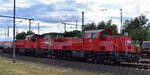 DB Cargo AG, Mainz mit den beiden Voith Gravita 10 BB Lok  261 049-1  (NVR:  92 80 1261 049-1 D-DB ) +  261 047-5  (NVR:  92 80 1261 047-5 D-DB ) und einigen Güterwagen (Übergabezug) am