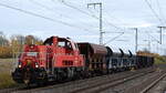 DB Cargo AG, Mainz [D] mit ihrer Voith Gravita 10 BB  261 082-2  (NVR:  92 80 1261 082-2 D-DB ) und einigen Güterwagen (Übergabeverkehr) am 04.11.25 Höhe Bahnhof Rodleben.