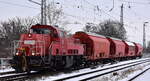 DB Cargo AG, Mainz [D] mit ihrer  261 048-3  (NVR:  92 80 1261 048-3 D-DB ) u. einigen Kali-Transportwagen (Übergabeverkehr) am 29.01.26 Höhe Bahnhof Magdeburg Neustadt.