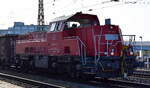 DB Cargo AG, Mainz [D] mit ihrer Voith Gravita 10 BB  261 020-2  (NVR:  92 80 1261 020-2 D-DB ) und einigen Güterwagen im Übergabeverkehr am 26.02.26 Höhe Bahnhof Magdeburg-Neustadt.