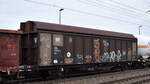 Schiebewandwagen mit zwei Radsätzen, zweiteiligen Aluminium-Schiebewänden und sechs verriegelbaren Trennwänden der DB Cargo mit der Nr.