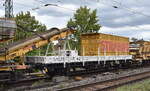 STRABAG BMTI Rail Service GmbH mit einem zweiachsigen Schutzwagen einer P&T MFS 100 Materialförder- und Siloeinheit am Haken von  248 049  [NVR-Nummer: 90 80 2248 049-9 D-NRAIL] am 11.09.25 Höhe Bahnhof Magdeburg-Neustadt.