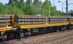 Drehgestell-Flachwagen (Oberbaustoffwagen) vom Einsteller Waggon24 GmbH mit der Nr.37 RIV 80 D-WVZ 4541 020-6(P) Sgs beladen mit Gleisbetonbohlen am 30.06.15 Bhf.