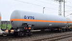 Druckgaskesselwagen vom Einsteller VTG mit der Nr. 37 TEN GE 80 D-VTG 7820 158-9 Zags lt. UN-Nr.: 23/2965 für das Ladegut Kohlenwasserstoffgas, Gemisch C in einem Ganzzug am 24.03.26 Höhe Bahnhof Rodleben.