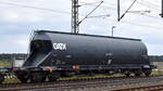 Drehgestell-Staubgutwagen vom Einsteller GATX Rail Germany GmbH mit der Nr. 33 RIV 80 D-GATXD 9319 515-8 Uacs, Ladegut lt. UN-Nr.: 40/1361 = Kohle oder Ruß, tierischen oder pflanzlichen Ursprungs in einem gemischten Güterzug am 01.10.25 Höhe Bahnhof Rodleben.