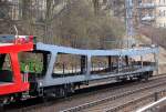 Hier noch in der �lteren blauen Farbgebung, ein DB Doppelstockwagen f�r PKW Transporte der Bauart DDm 915 in einem PbZ in Berlin am 31.03.11 Berlin Prenzlauer Allee.