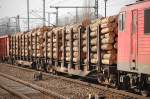 Drehgestellflachwagen mit Niederbindeeinrichtung der DB vom Typ Snps 719 mit Holz beladen, 15.02.11 Bhf.