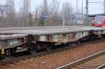 Au�erordentlich selten in Berlin einmal zu sehen, Milit�rtransporte bzw. Wagen der Bundeswehr, hier waren in einem gemischten G�terzug mehere Drehgestellflachwagen mit vier Rads�tzen f�r Milit�rgut (Panzer usw.), im Bild der Wagen mit der Nr. 33 RIV 80 DB 399 4 135-0 Bf. M�nster (�rtze) S�d, 16.02.11 Bhf. Flughafen Berlin-Sch�nefeld. 