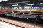 Hier ein weiterer Drehgestellflachwagen mit Rungen + sechs Rass�tzen der DB mit der Nr.