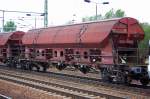 Bei �berf�hrungsfahrten gerne als Schutzpuffer genutzt, ein gedeckter Sch�ttgutwagen mit vier Rads�tzen und dosierbarer Schwerkraftentladung vom Typ Tadgs 959, im Bild der Wagen mit der Nr.