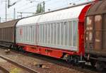 So gl�nzend und neu sieht man Schiebewandwagen h�chst selten, hier einer der DB  vom Typ Habbiins 352, ein Schiebewandwagen mit vier Rads�tzen, ohne Trennwandsystem in einem Ganzzugverband am 12.08.10