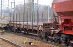 �sterreichischer Drehgestellflachwagen mit vier Rads�tzen und Rungen eingerstellt mit der Nr. 31 RIV 81 A-�BB 390 1 065-2 Rs mit Stahl- bzw. Blechplatten beladen, 16.02.11 Bhf. Flughafen Berlin-Sch�nefeld. 