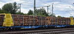 Das Transportsystem Smart GigaWood von Innofreigt in Österreich mit der Drehstell-Transportwageneinheit mit den hohen Rungen beladen mit Stammholz, im Bild der Wagen mit der Nr.