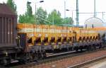 Beh�ltertragwagen mit vier Rads�tzen Typ? aus Polen mit gelben Beh�ltern beladen lt Aufschrift mit Calcium Carbide bef�llt, 12.08.10 Bhf.