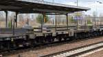 Drehgestell-Flachwagen mit sechs Rads�tzen f�r Schwerlasten der PKP Cargo, im Bild der Wagen 31 RIV MC 51 PL-PKPC 486 1 138-9 Samms 2121 beladen mit Stahlbrammen am 19.03.14 Bhf.