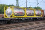 Ein polnischer Containertragwagen vom Typ Sgs beladen mit drei Tankcontainer der Fa.