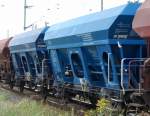 Hier noch zwei weitere blaue Sch�ttgutwagen der PKP Cargo vom Typ Fls am 18.08.10 Bhf.