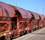 Eine Reihe gedeckter Sch�ttgutwagen mit franz�sisch und slowakischer Registrierung f�r die Fa.