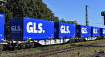 Slowakischer Drehgestell-Containertragwagen vom Einsteller ZSSK Cargo mit der Nr. 31 RIV 56 Sk-ZSSKC 4553 148-6 Sgns beladen als Ganzzug mit GLS - General Logistics Systems Containern  am 23.09.25 Höhe Bahnhof Magdeburg-Neustadt.