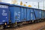 Slowakischer offener Drehgestell-Güterwagen der Fa. SOBETRA a.s. mit der Nr. 33 RIV 56 SK-SOBET 5331 506-9 Eaos am 23.10.15 Bhf. Flughafen Berlin-Schönefeld.