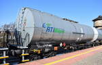 Tschechischer Kesselwagen vom Einsteller Railtrans Wagon, s.r.o. mit der Nr. 33 TEN GE 54 CZ-RTIW 7931 601-0 Zacens, lt. UN-Nr.: 33/1267 mit Roherdöl befüllt in einem Ganzzug im Bahnhof Kostrzyn nad Odrą (oben), 18.03.26