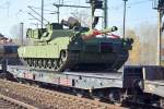 Ein M1 Abrams Kampfpanzer der US Army auf einem DB Drehgestell-Flachwagen mit der Nr.