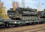 Drehgestell-Flachwagen der Bundeswehr beladen mit einem Bergepanzer 2 mit der Nr.