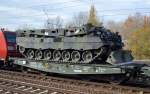 Drehgestell-Flachwagen der Bundeswehr beladen mit einem Bergepanzer 3 (BPz3) auch als Bergepanzer Büffel bezeichnet auf Basis eines Leopardpanzers am 05.11.15 in einem Militärtransportzug im