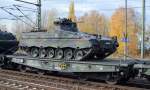 Drehgestell-Flachwagen der Bundeswehr beladen mit einem Schützenpanzer Typ Marder  am 05.11.15 in einem Militärtransportzug Bhf.