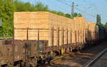 Schnittholzbretter auf österrreichischen Drehgestell-Flachwagen mit Rungen der Wagengattung Rns-z am 18.05.17 Berlin-Hohenschönhausen.