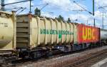 Spezial Bulk-Container vom niederländischen Logistiker VAN DEN BOSCH daneben ein BULK Container vom US-amerikanischen Logistiker UBC am 01.08.14 Bhf.