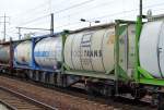 Containertragwagen mit drei Tankcontainern von den Logistikunternehmen UTT - United Transport Tankcontainers lt.