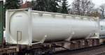 Großer weißer Tankcontainer ohne Firmenlogo, Aufschrift FOODSTUFF (Lebensmittel) am 03.03.16 Berlin-Hirschgarten.