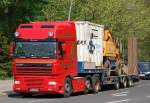 DAF XF Tieflader mit Baucontainer + LIEBHERR 904 Litronic Mobilbagger auf der Ladefl�che, 29.04.11 Berlin-Pankow.