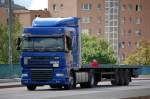 DAF XF 95.480 Sattelzug mit Flachauflieger, 27.05.13 Berlin-Putlitzbr�cke.