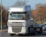 Dieser silberne DAF XF 105 Sattelzug f�hrt zum Berliner Westhafen um einen Container abzuholen ,06.02.14 Berlin Beusselbr�cke.