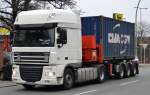 DAF XF 105.450 Sattelzug mit Containerträgerauflieger Richtung Berliner Westhafen am 09.01.15