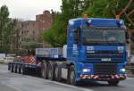 Eine DAF XF 95.530 4-Achs Schwerlastzugmaschine mit Tiefladebrücke mit Ballastgewichten für einen LIEBHERR Kran der Fa. BTB Logistik GmbH am 05.05.15 Berlin-Beusselbrücke.