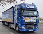 Optisch herausragender DAF Stattelzug vom Fuhrunternehmen OTTO mit neuer DAF XF 510 EURO 6 Zugmaschine am 12.04.16 Schönefeld bei Berlin.